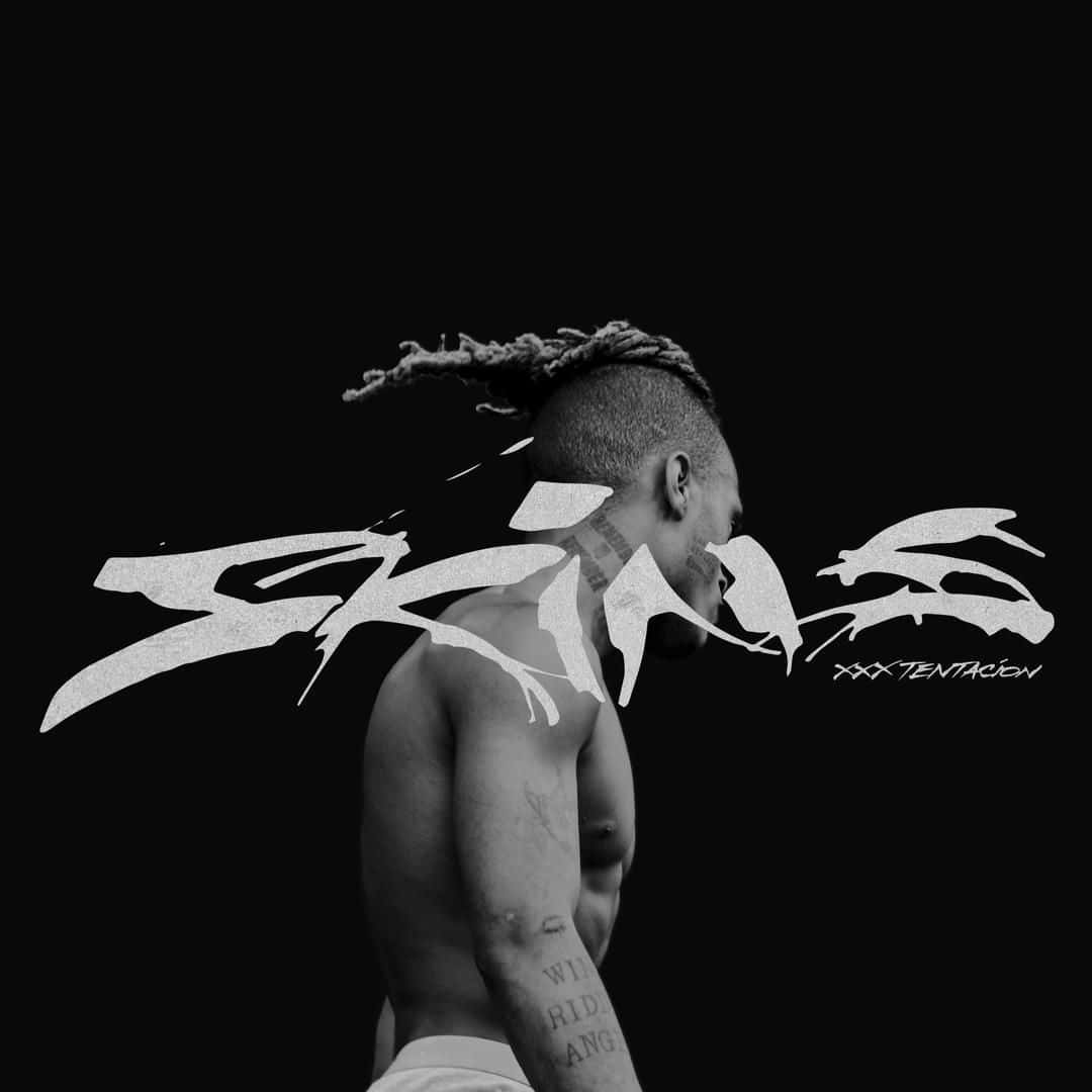 XXXTENTACION 桌布 壁紙 — 一個黑白肖像，一個赤裸上身的男人，留著辮子頭和刺青，背景深色，有粗體白色文字。