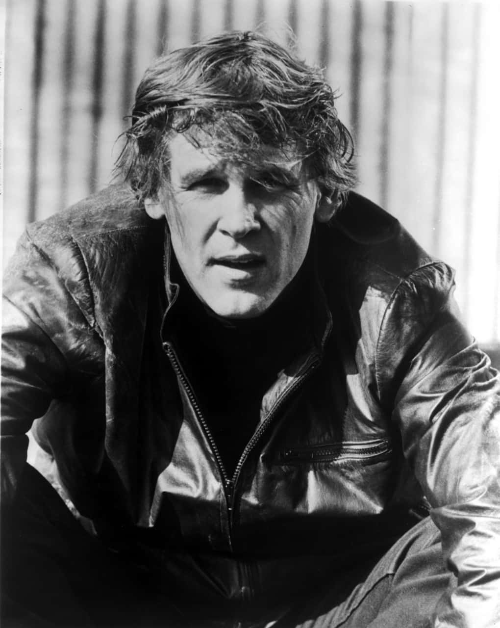 Nick Nolte 桌布 壁紙 — 一個黑白肖像，一個頭髮蓬亂、身穿皮夾克的男子，背景是條紋圖案。