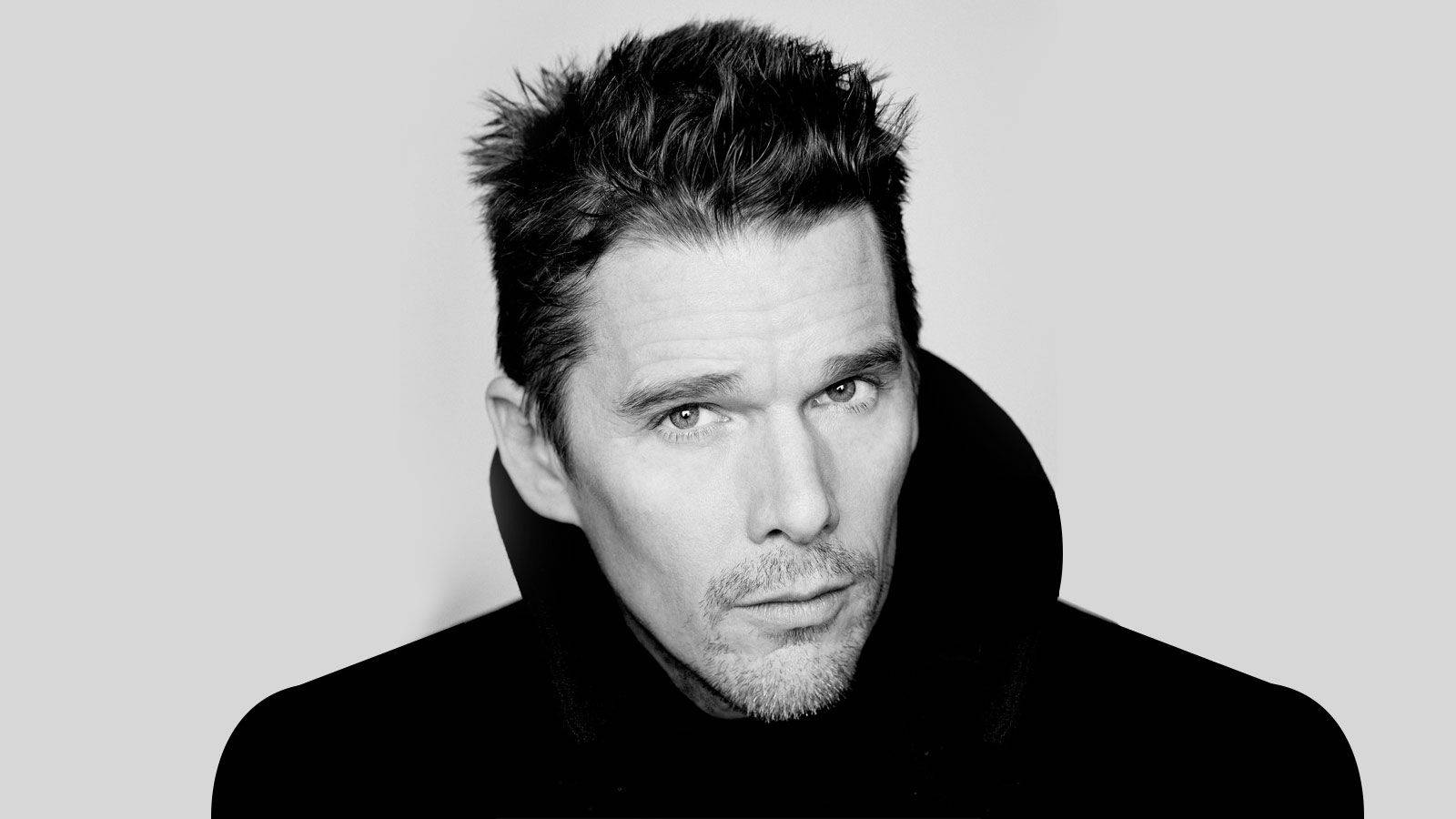 Celebrity 桌布 壁紙 — 一個黑白肖像，一個頭髮豎立、眼神銳利的男人，穿著深色連帽衫，背景簡單。