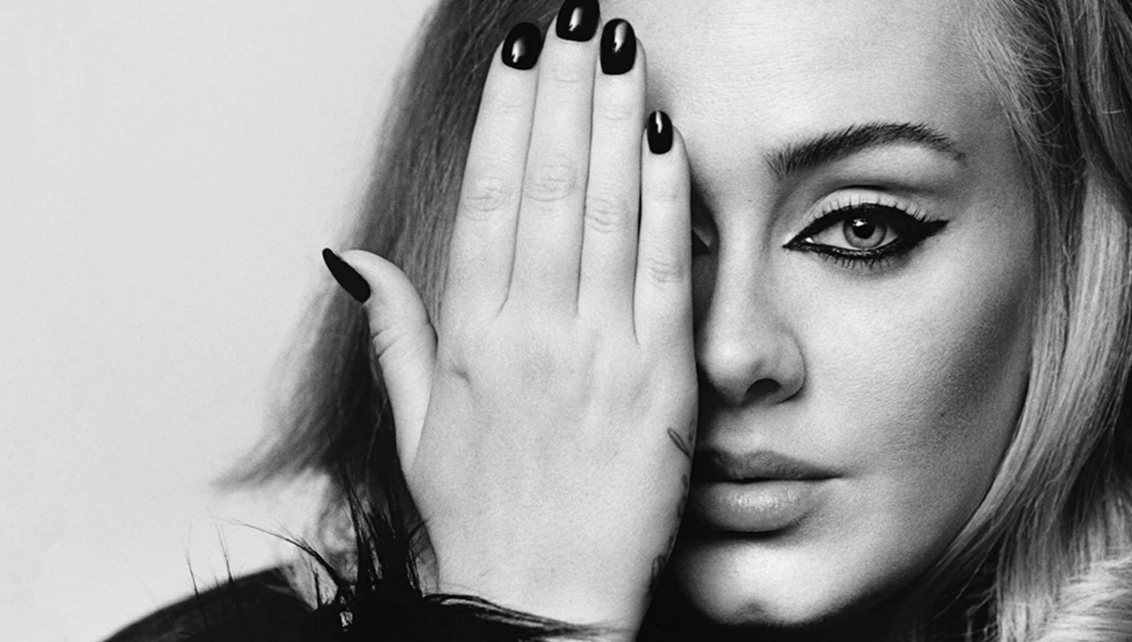 Adele 桌布 壁紙 — 一個黑白肖像，一名女子露出一隻眼睛，她的手塗有黑色指甲油，部分遮蓋著臉部。
