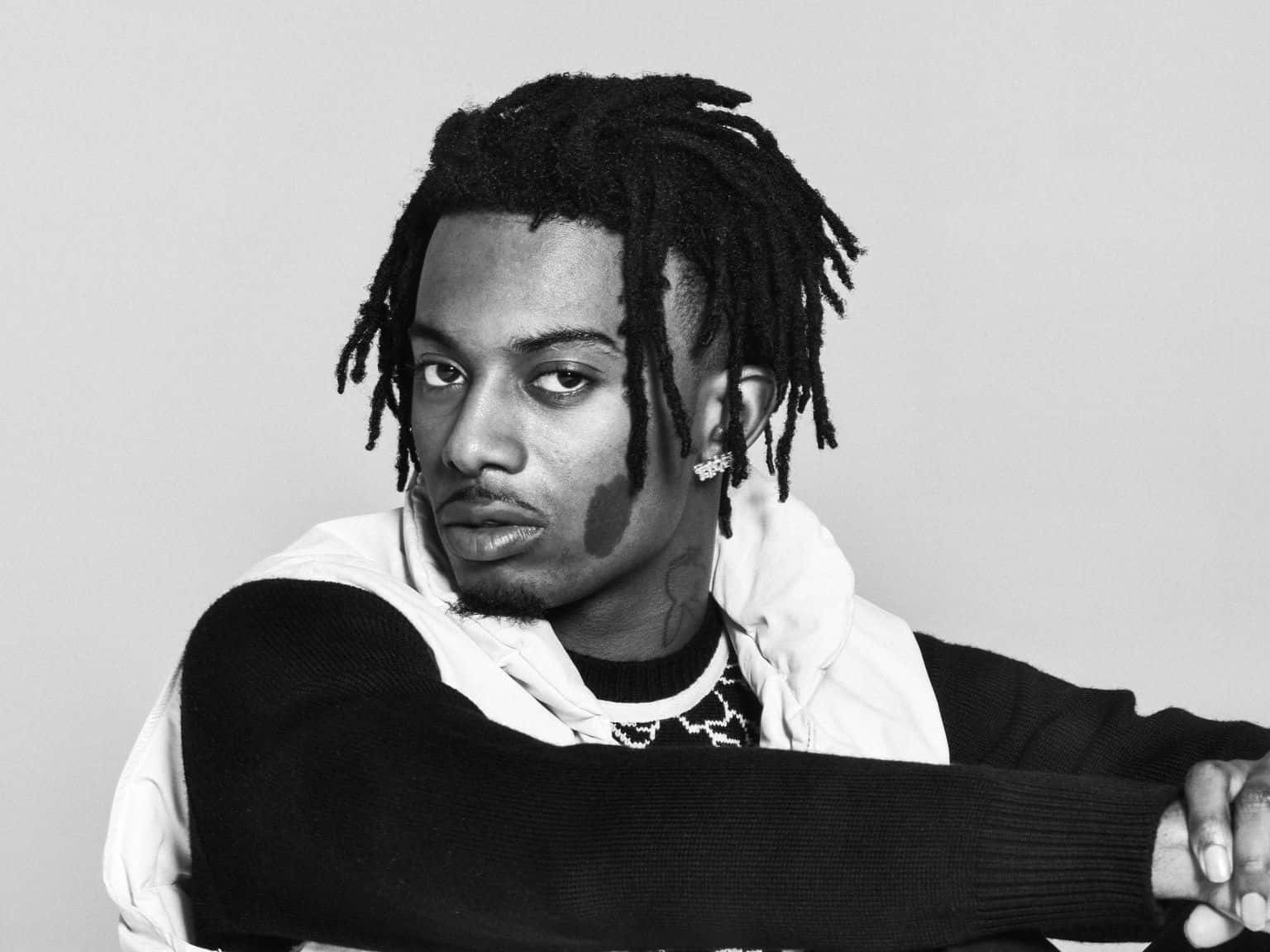 Playboi Carti 桌布 壁紙 — 一個黑白肖像，一名男子留著辮子，表情嚴肅，背景簡潔。
