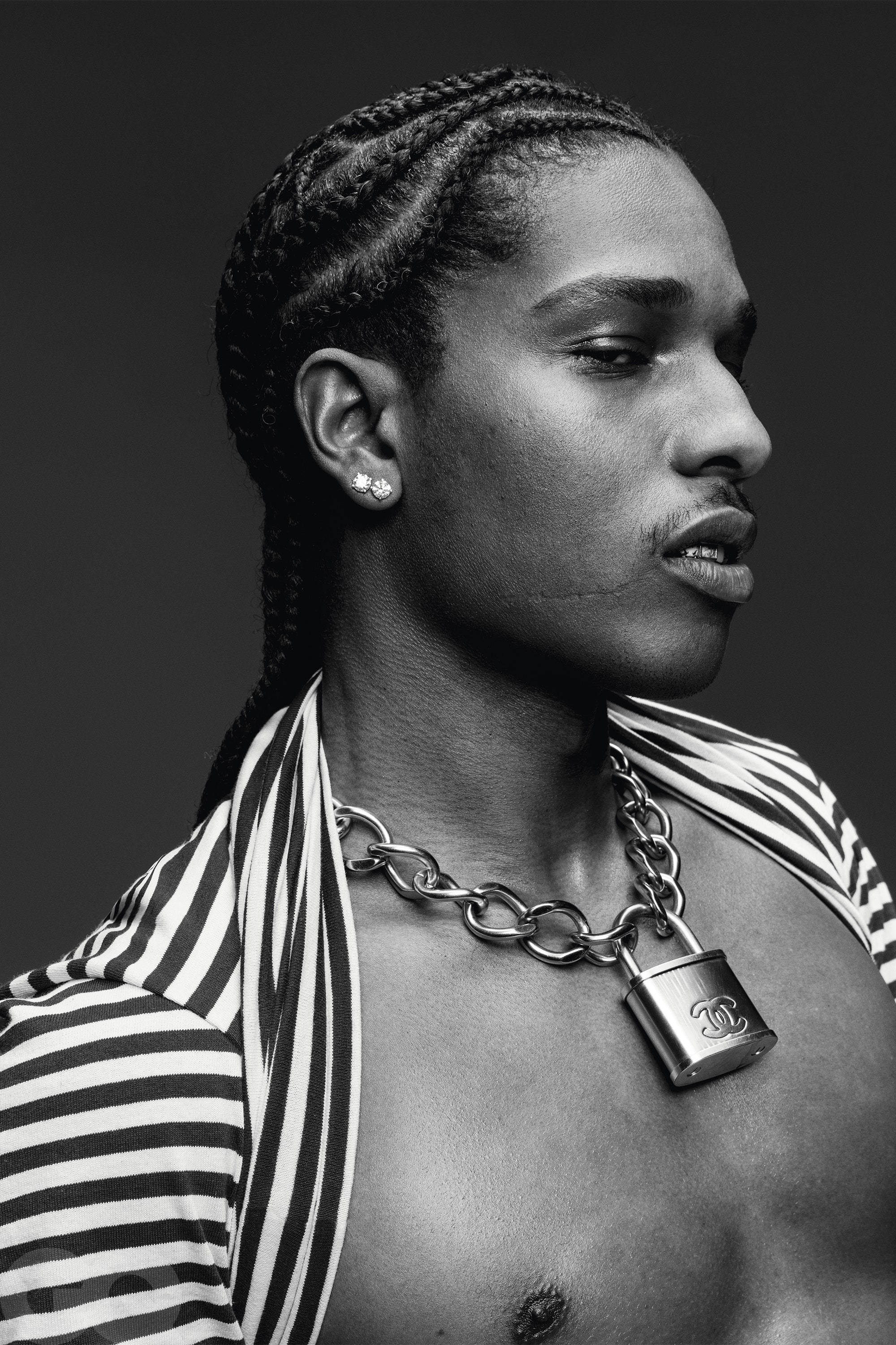 rocky 桌布 壁紙 — 一個黑白肖像，一名男子編著辮子，身穿條紋襯衫，戴著一個大型 Chanel 掛鎖項鍊。