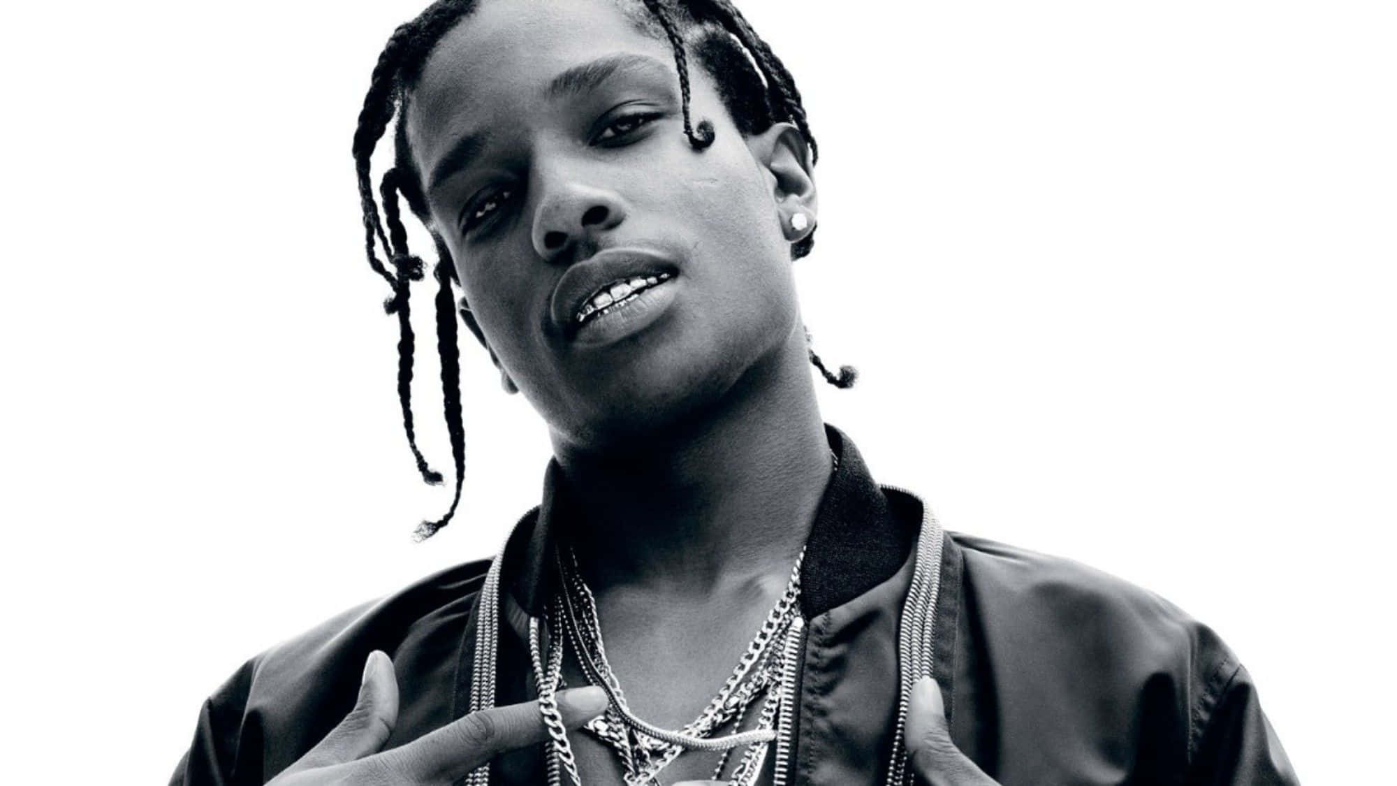 ASAP Rocky 桌布 壁紙 — 一個黑白肖像，一名男子編著辮子頭髮，戴著多層鏈條，背景是純白色。