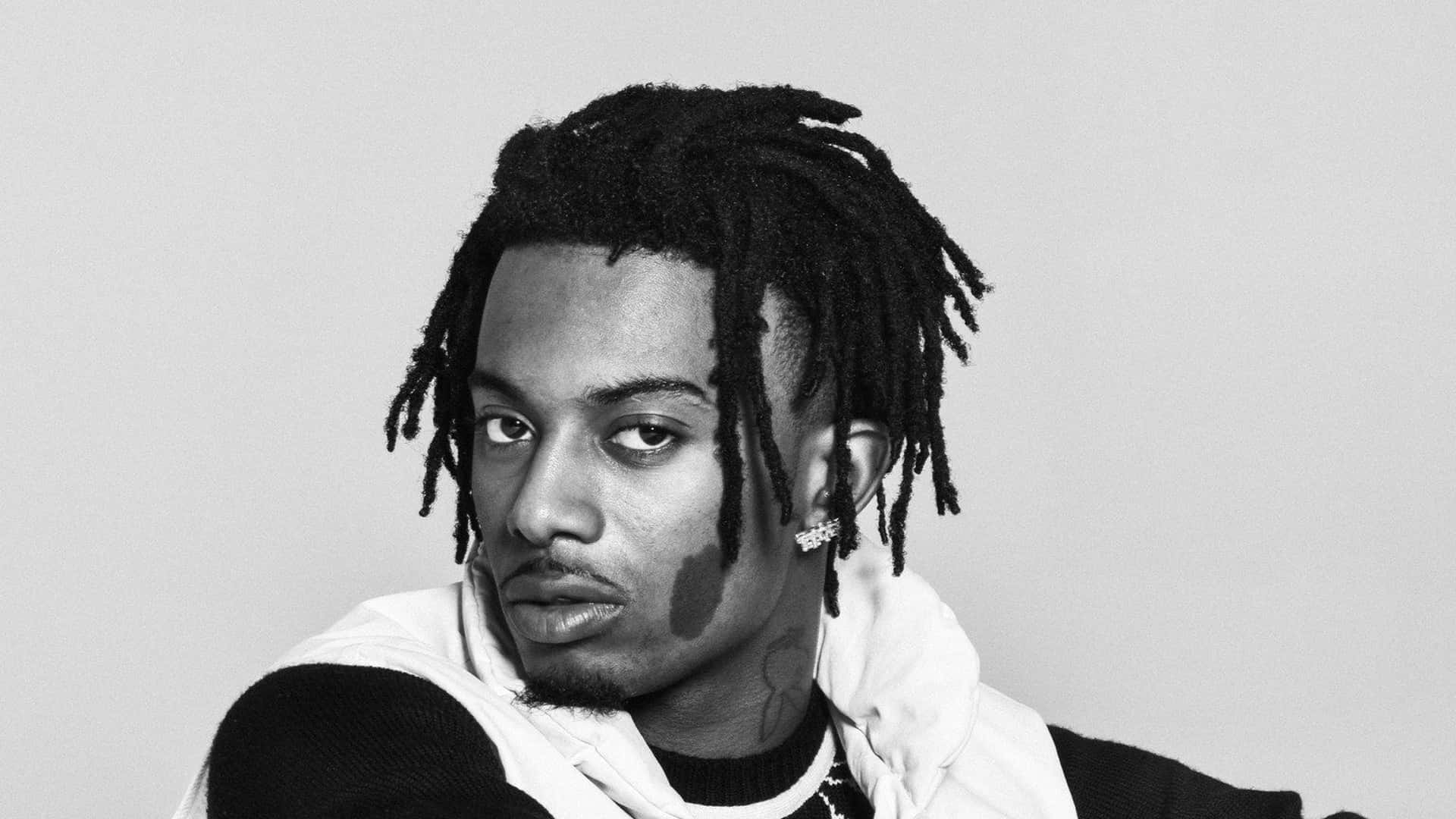 Playboi Carti 桌布 壁紙 — 一個黑白肖像，一名留著辮子、表情嚴肅的男子，背景簡潔。