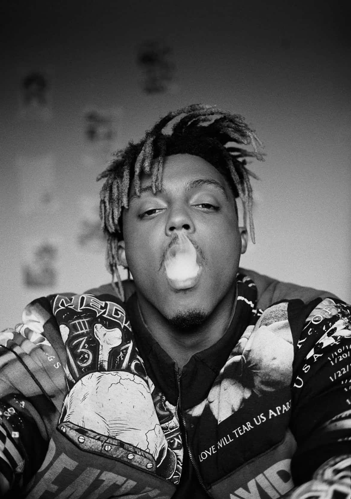 留著辮子的男人在黑白照片中吹泡泡糖。 — Juice Wrld 壁紙