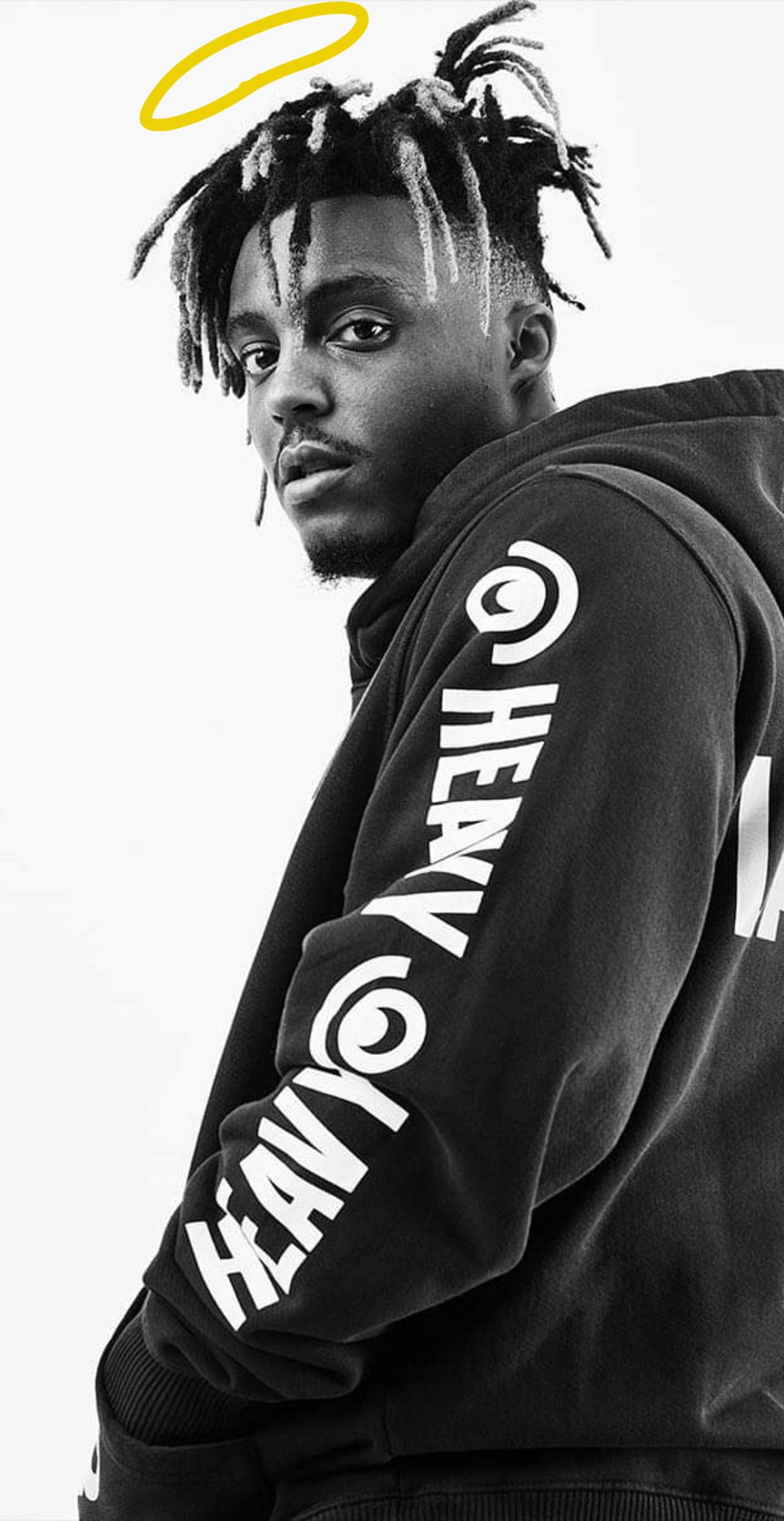 Juice Wrld Desktop 桌布 壁紙 — 一個黑白肖像，一名留著辮子的男人穿著印有「HEAVY」字樣的連帽衫，頭頂上方有一個黃色光環。