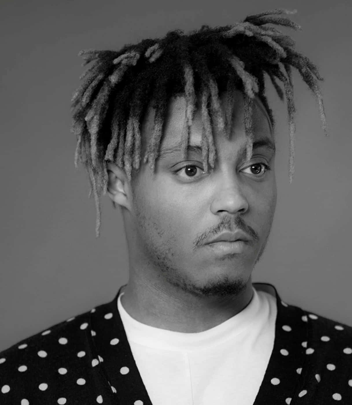 一名留著辮子頭的男人穿著波點外套的肖像。 — Juice Wrld 壁紙