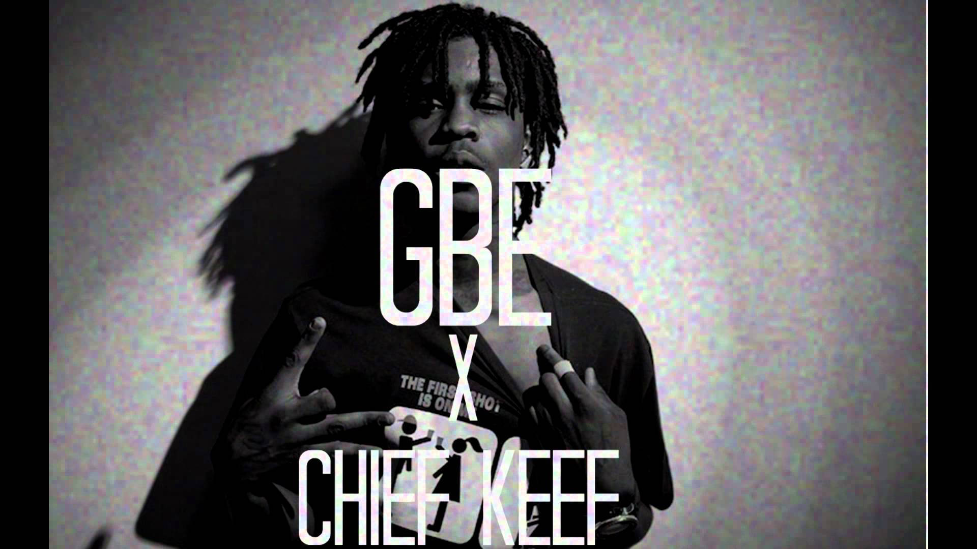 Chief Keef 桌布 壁紙 — 一個黑白肖像，一名留著辮子頭的男人手持控制器，並有粗體文字疊加。