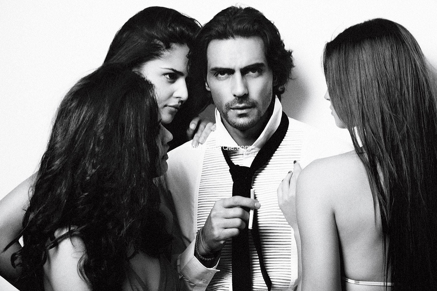 Arjun Rampal 桌布 壁紙 — 一個黑白肖像，一名身穿條紋襯衫的男子被三名女子包圍，姿勢親密而強烈。