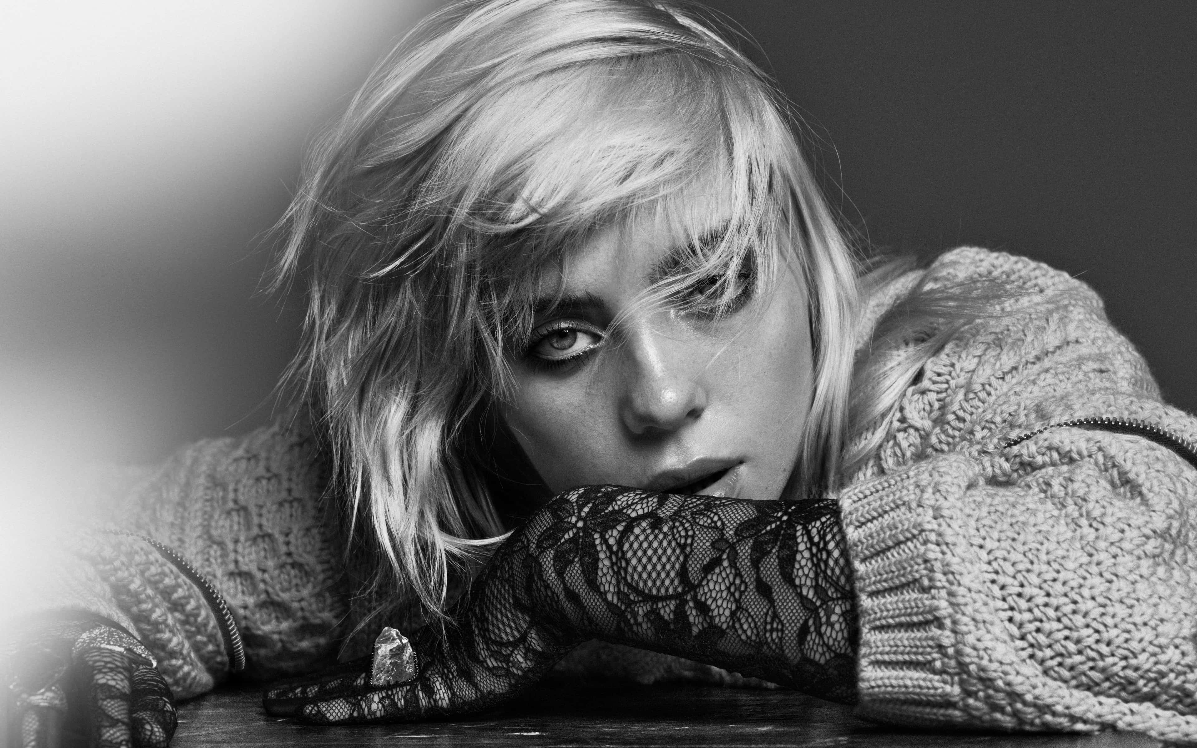 Billie Eilish Laptop 桌布 壁紙 — 一個黑白肖像，一名金髮蓬鬆的女子將下巴擱在戴著蕾絲手套的手上。