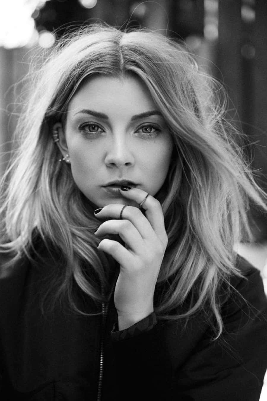 natalie dormer 桌布 壁紙 — 一個黑白肖像，一名頭髮蓬亂的女子，手放在唇邊，若有所思地凝視著。
