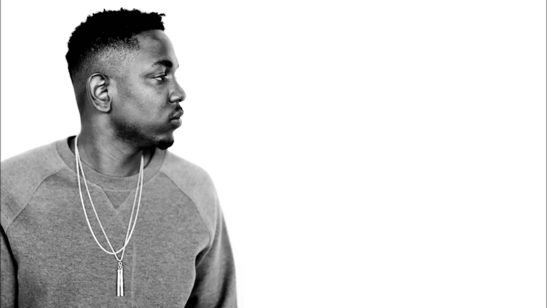 Kendrick 桌布 壁紙 — 一個黑白肖像，側面男子穿著毛衣和層疊項鍊，背景為純白色。