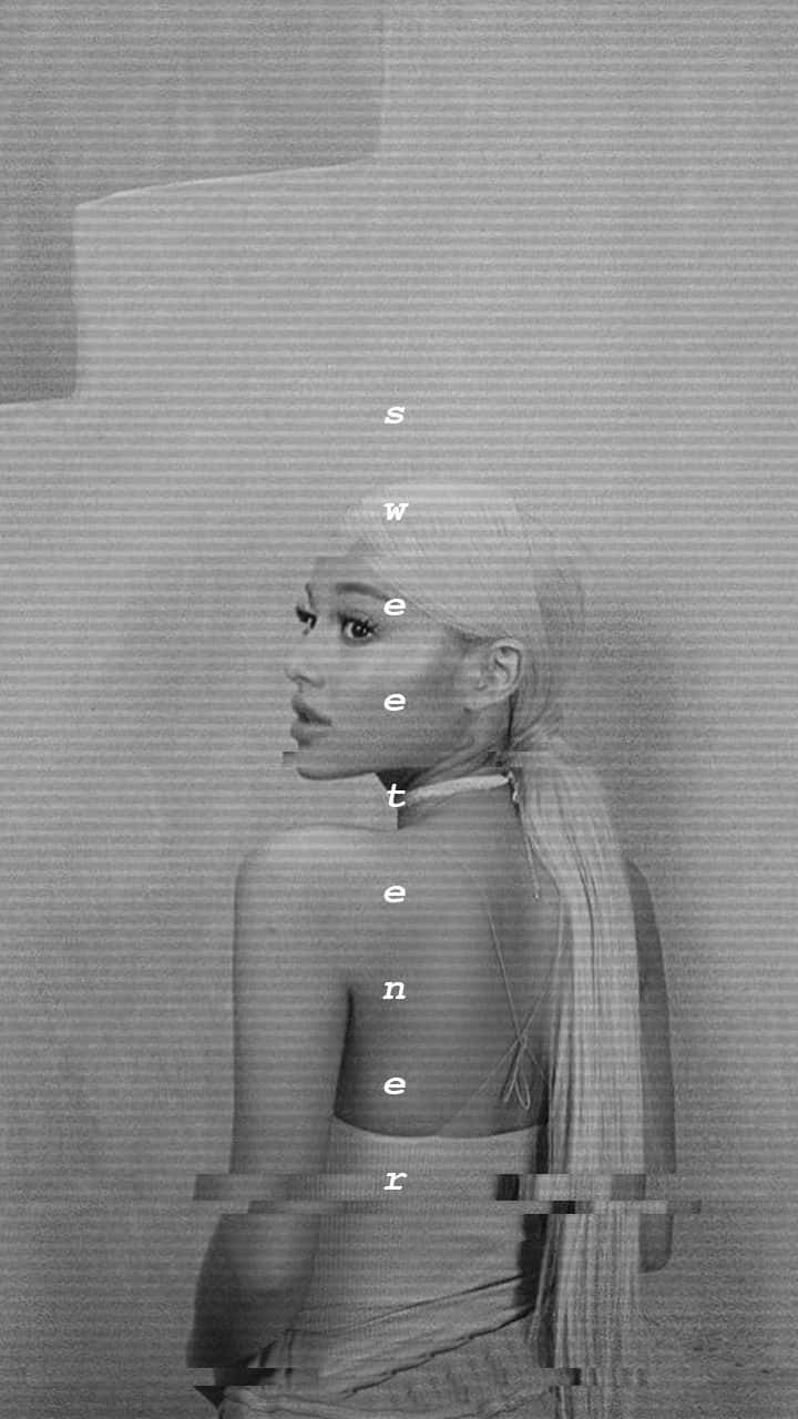 Ariana Grande Aesthetic 桌布 壁紙 — 一個黑白肖像，女性軀幹上垂直排列文字，背景為有紋理的牆壁。