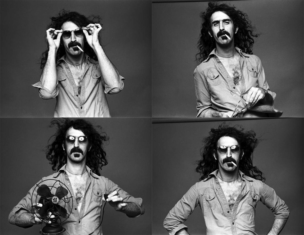 Zappa 桌布 壁紙 — 一個黑白肖像，展示一個頭髮蓬鬆、留鬍子的男人，以四種富有表現力的姿勢，手持太陽眼鏡和扇子。