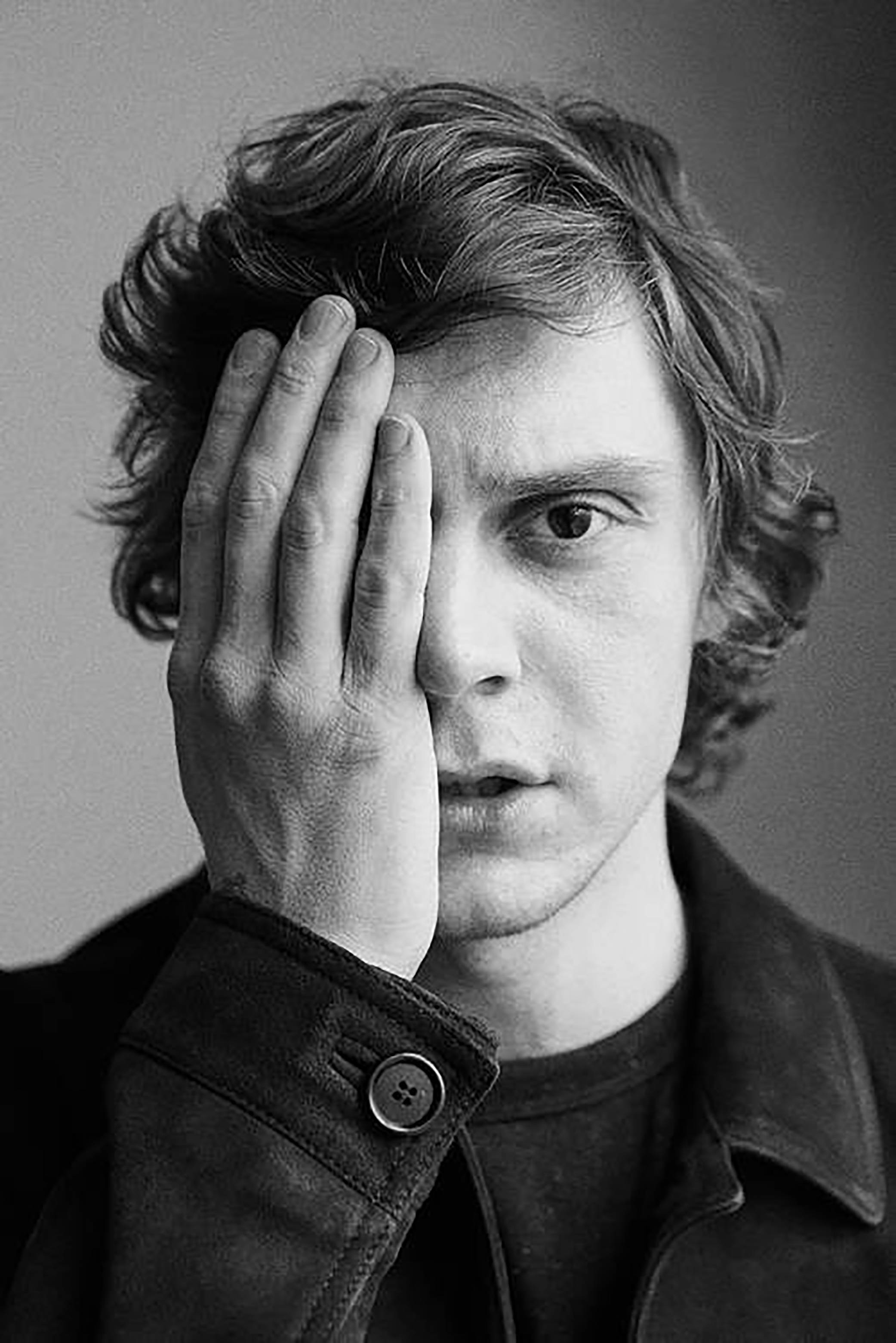 Tate Langdon 桌布 壁紙 — 一個黑白肖像，年輕男子頭髮蓬亂，遮住半邊臉，擺出沉思姿勢。