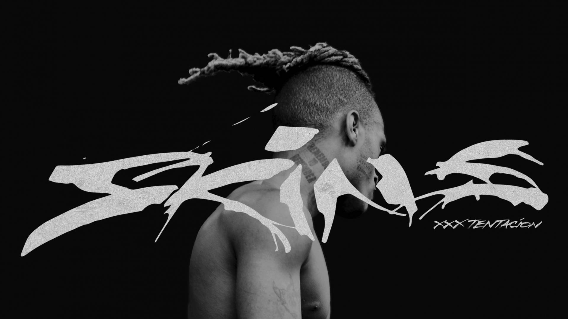 xxxtentacion 電腦 桌布 壁紙 — 一個黑白肖像，從背後拍攝一名留有辮子頭和刺青的男子，其肩膀上以粗體塗鴉風格字體寫有「SKINS」字樣。