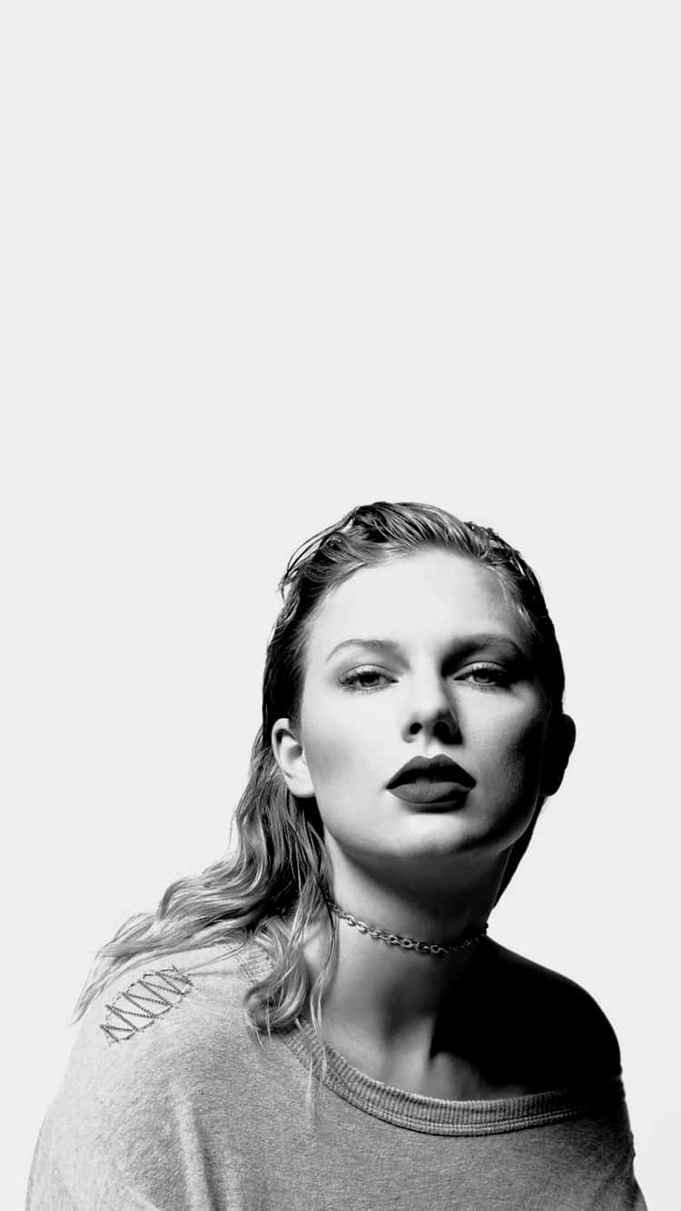 Taylor Swift iPhone 桌布 壁紙 — 一個黑白肖像，描繪一位濕髮、嘴唇鮮明的女性，在純色背景上向上凝視。