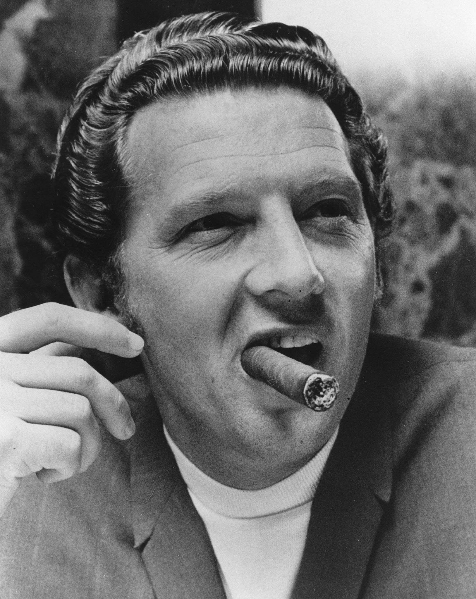 Jerry Lee Lewis 桌布 壁紙 — 一個黑白肖像，男人嘴裡叼著雪茄，手放在耳朵附近。