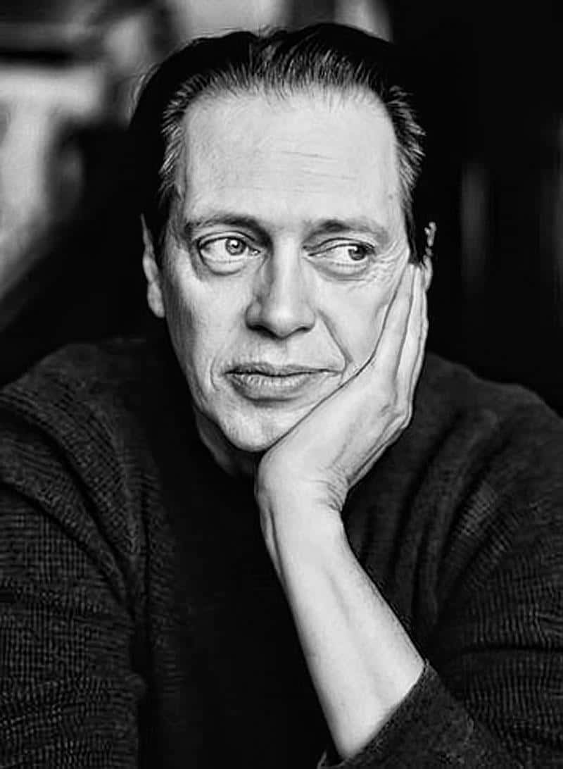 steve buscemi 桌布 壁紙 — 一個黑白肖像，男人托腮沉思。