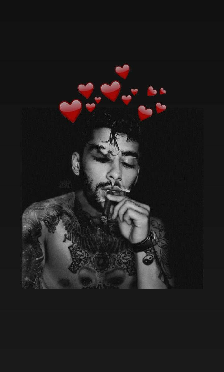 zayn 桌布 壁紙 — 一個黑白肖像，紋身男子抽煙，紅色心形漂浮在他頭頂上方，背景為深色。