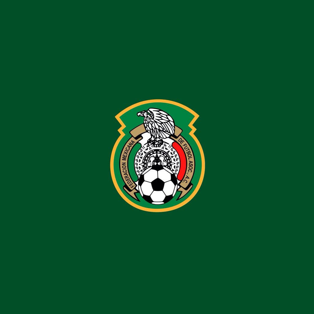 Mexican 桌布 壁紙 — 一個黑白足球放在一個圓形徽章內，徽章中有一隻鷹棲息在仙人掌上，背景為純綠色。