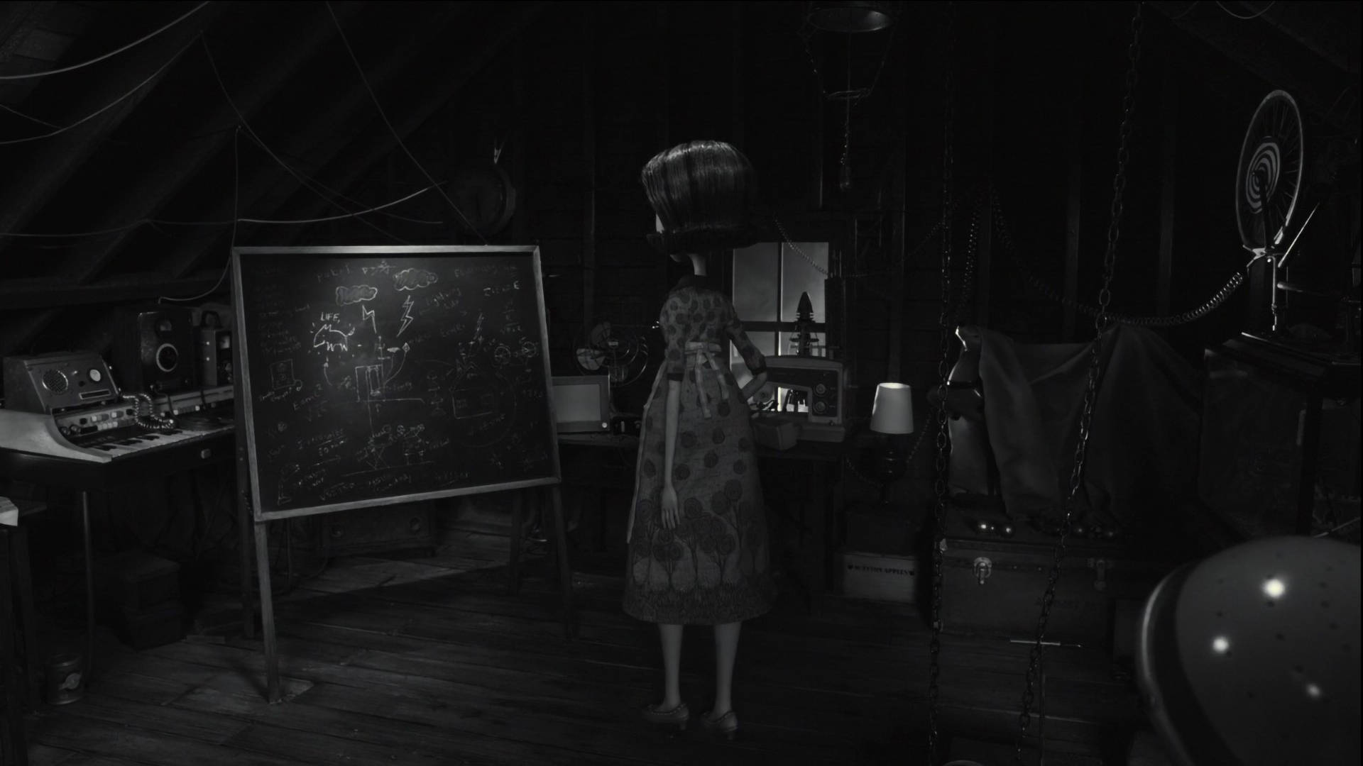 Frankenweenie 桌布 壁紙 — 一個黑白閣樓場景，有一個像娃娃的人物站在一塊充滿奇怪圖表的黑板前。