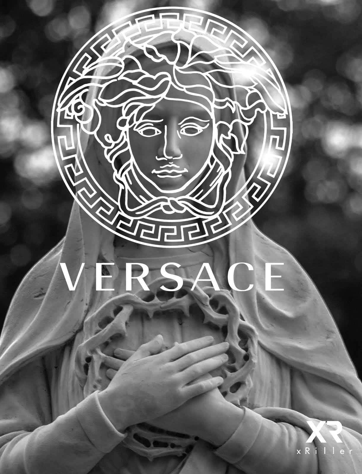Versace iPhone 桌布 壁紙 — 一個黑白雕像，描繪一個披著布料的人物，雙手交疊在心臟上方，上面覆蓋著發光的梅杜莎頭標誌和 Versace 文字。