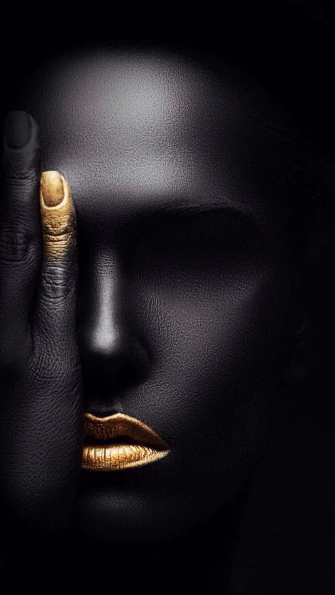 Black And Gold Aesthetic 桌布 壁紙 — 一個黑皮膚、金色嘴唇和指甲的人的特寫，部分臉部被陰影遮蓋。