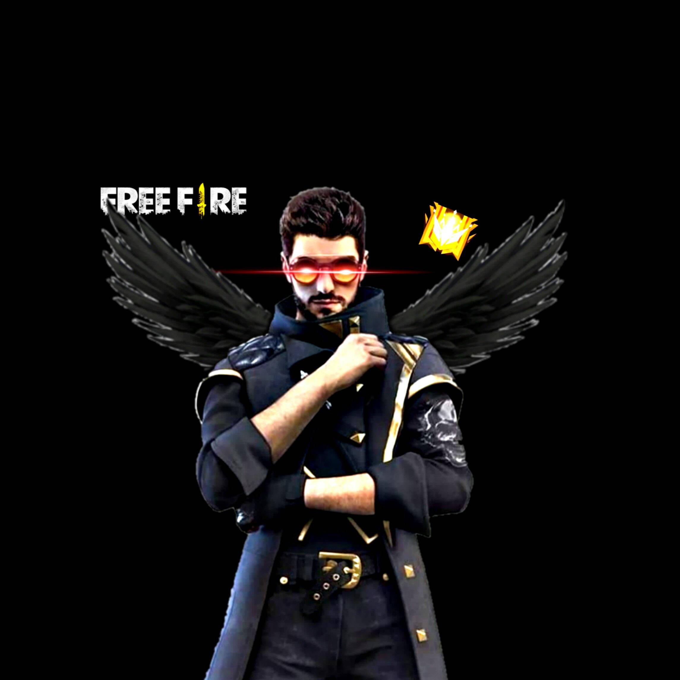 Free Fire Dj Alok 桌布 壁紙 — 一個黑翼遊戲角色，身穿帶有金色點綴的黑色戰術外套和紅色發光眼鏡，在黑色背景前擺姿勢，帶有「FREE FIRE」文字。