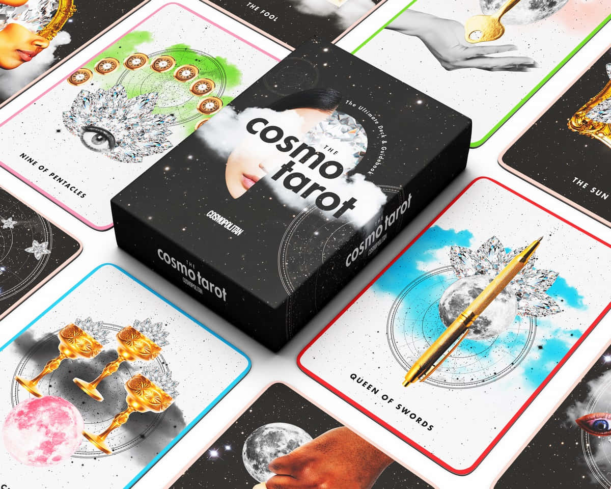 Tarot Card 桌布 壁紙 — 一個黑色「Cosmo Tarot」盒子，周圍環繞著帶有天體圖案和金色點綴的宇宙主題塔羅牌。