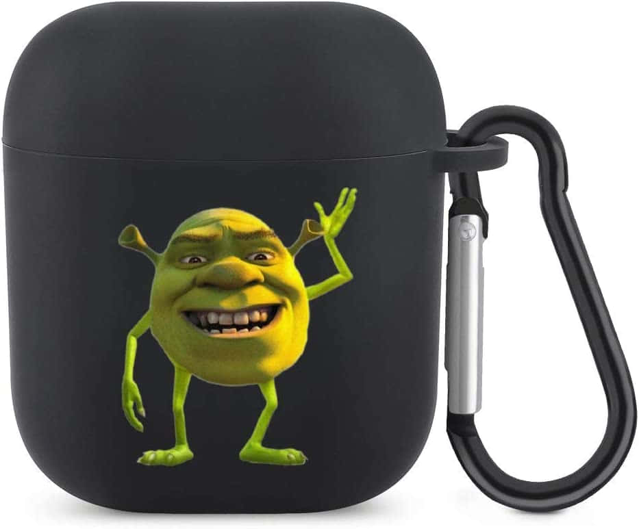 Funny Shrek 桌布 壁紙 — 一個黑色AirPods保護殼上有一個歡樂的3D渲染史瑞克，以亮綠色調在純白色背景上揮手。