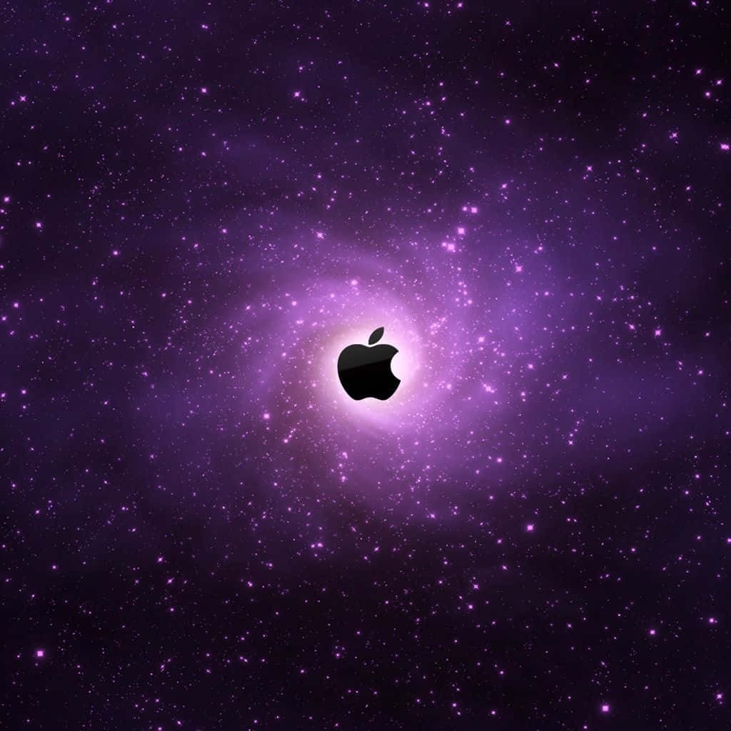 桌布 壁紙 — 一個黑色Apple標誌，位於充滿閃爍星光的旋轉紫色星系中央。
