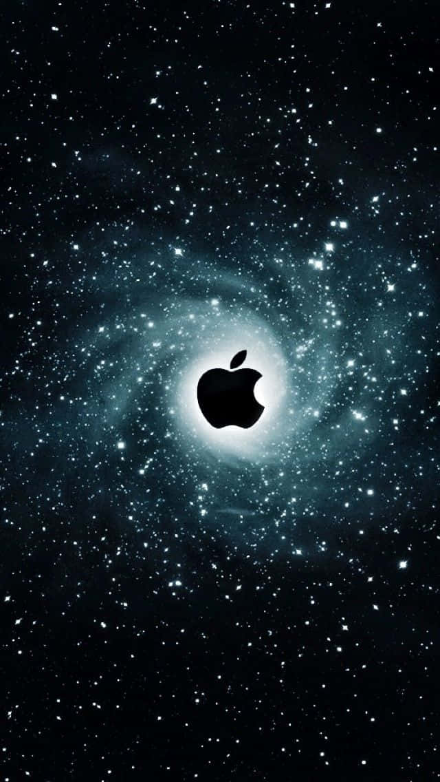 iPhone 桌布 壁紙 — 一個黑色Apple標誌位於旋轉星系中心，星系由恆星和宇宙塵埃組成，背景為黑暗太空。