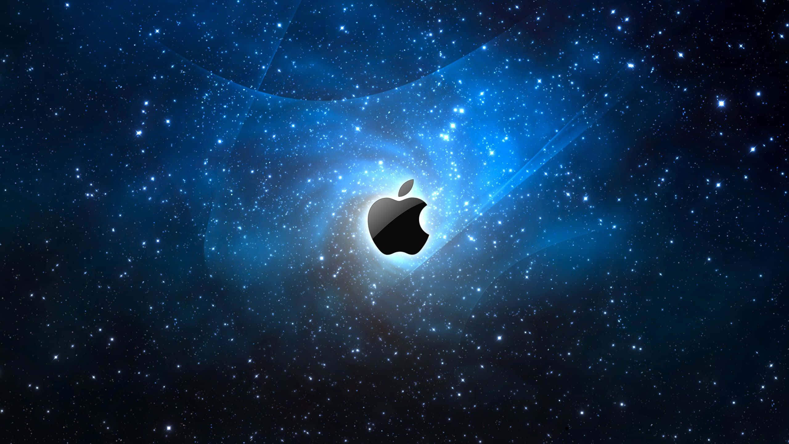 蘋果 桌布 壁紙 — 一個黑色Apple標誌在充滿閃爍星星的旋轉藍色星雲中心發光。