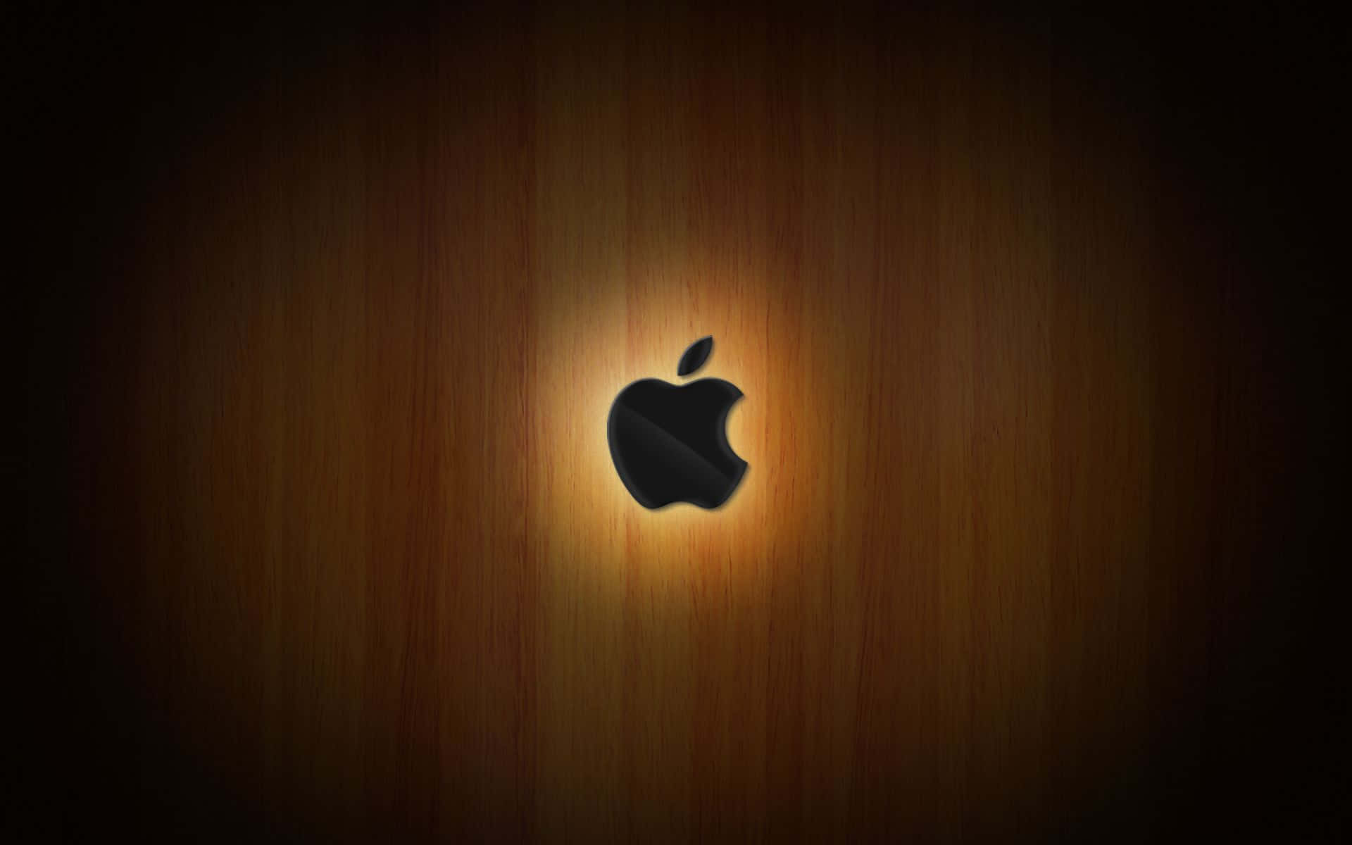 蘋果 桌布 壁紙 — 一個黑色Apple標誌在溫暖的木質背景上柔和發光，帶有放射光效。