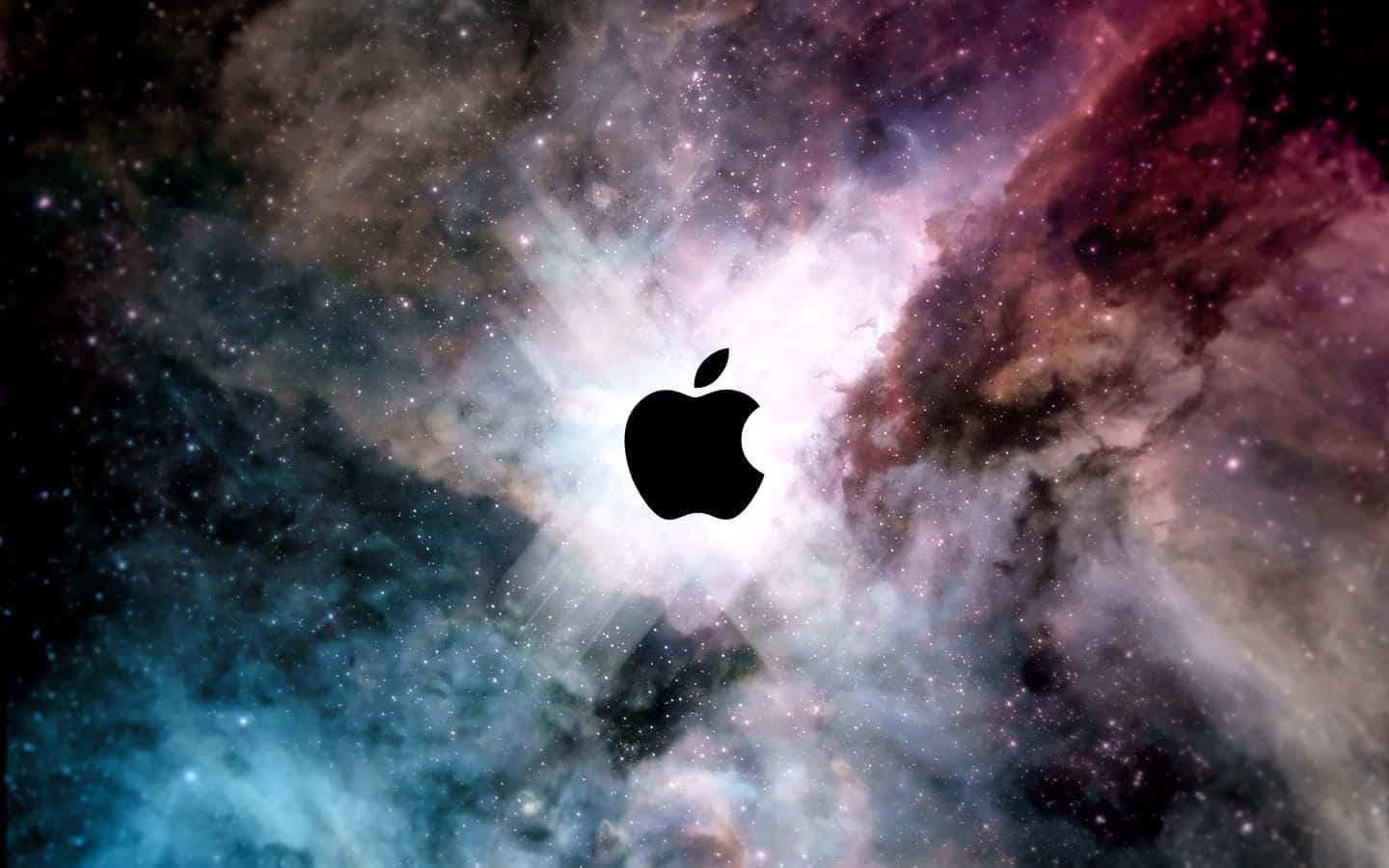 Mac 桌布 壁紙 — 一個黑色Apple標誌居中，背景是充滿紫色、藍色和星星漩渦的鮮豔宇宙星雲。
