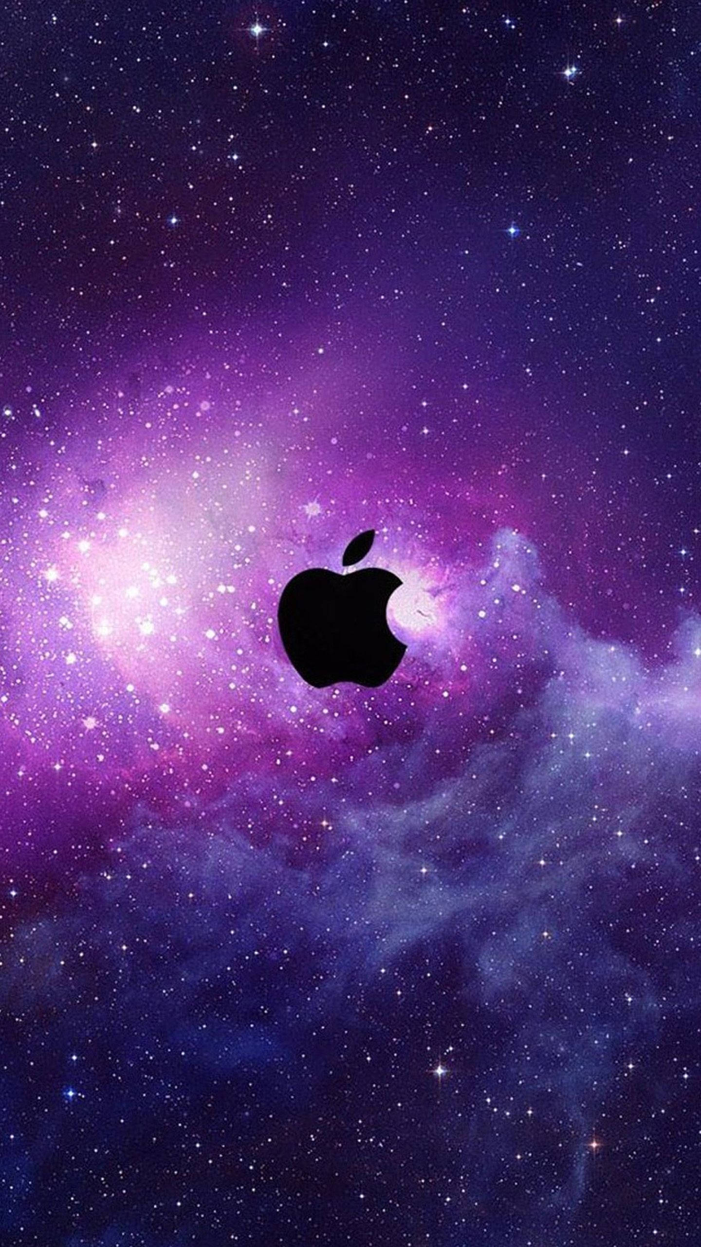 iPhone 桌布 壁紙 — 一個黑色Apple標誌漂浮在充滿活力的紫色和藍色星空上，伴隨著發光的星雲雲團。