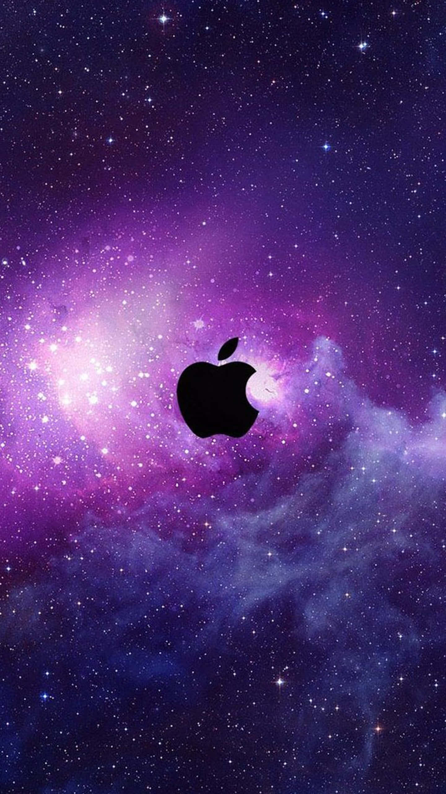 銀河 iPhone 桌布 壁紙 — 一個黑色Apple標誌漂浮在充滿活力的紫色和藍色星空上，伴隨著發光的星雲雲團。