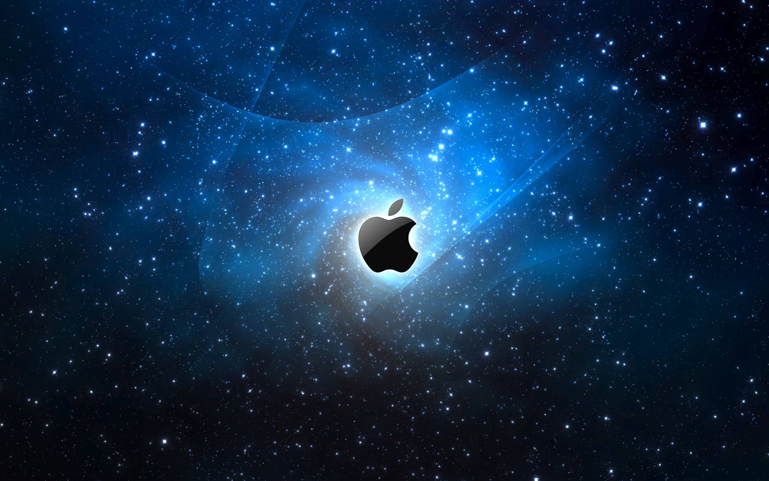 蘋果 桌布 壁紙 — 一個黑色Apple標誌漂浮在充滿活力的藍色星空中，帶有發光的宇宙射線和散落的星星。