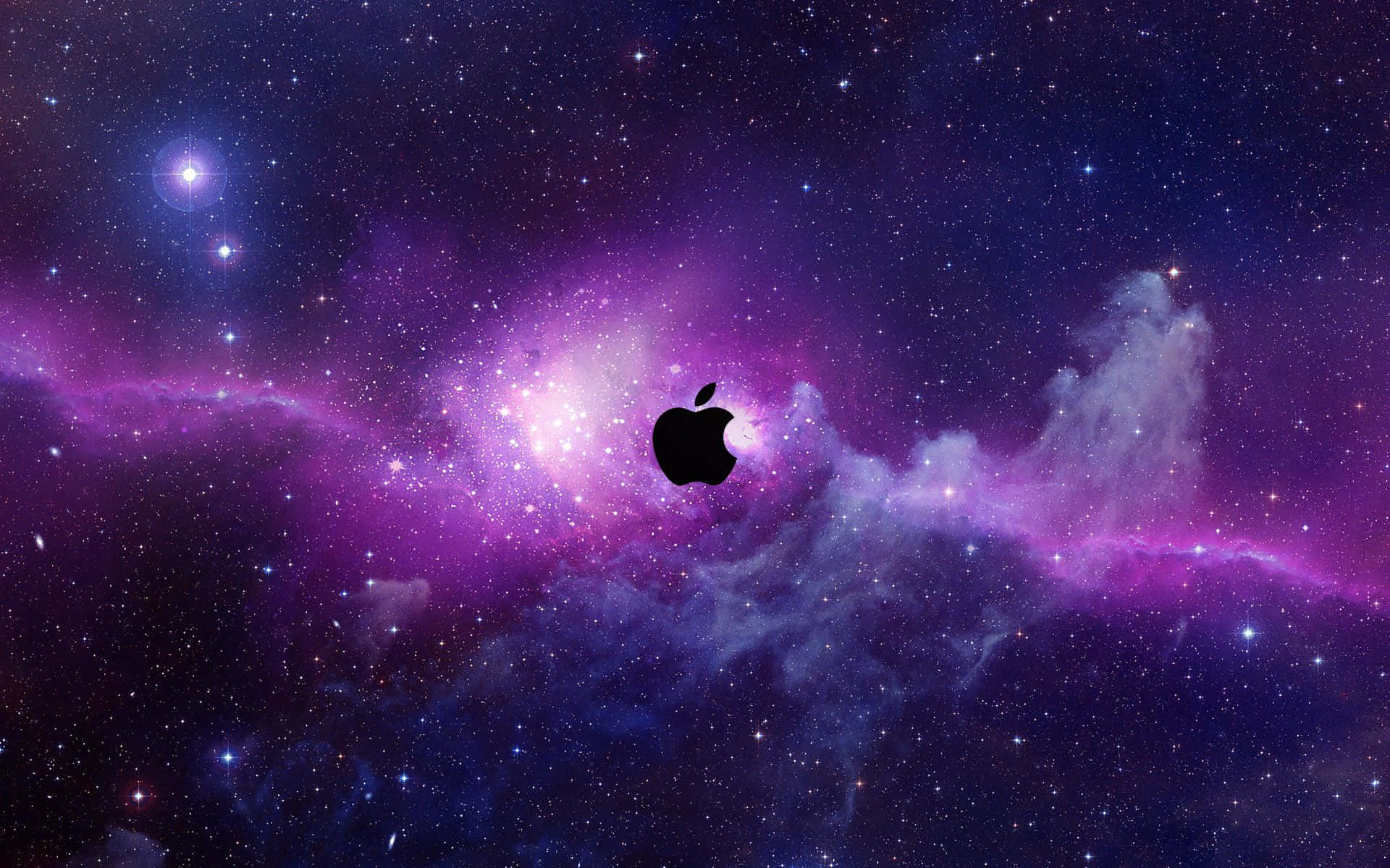 Apple Mac Desktop 桌布 壁紙 — 一個黑色Apple標誌漂浮在充滿閃爍星光的紫色和藍色宇宙星雲中。