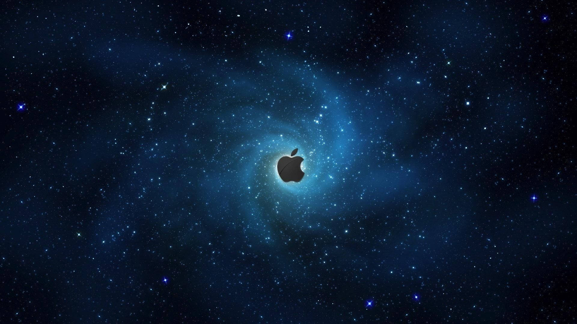銀河 桌布 壁紙 — 一個黑色Apple標誌漂浮在旋轉的藍色星雲中心，周圍是深邃太空中閃爍的星星。