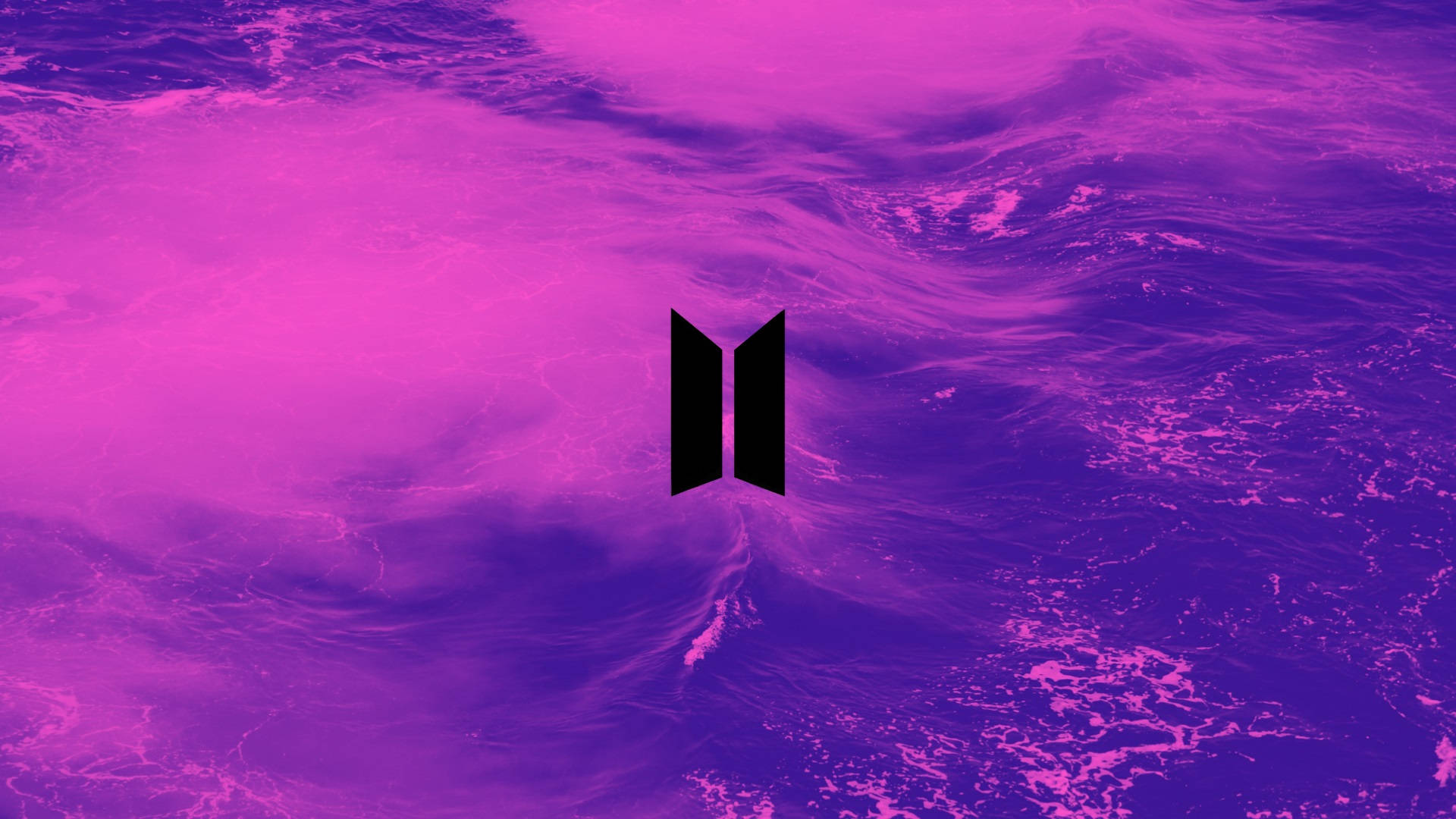 BTS 筆電 桌布 壁紙 — 一個黑色BTS標誌漂浮在旋轉的宇宙紫色和洋紅色星雲上，帶有發光的絲縷。