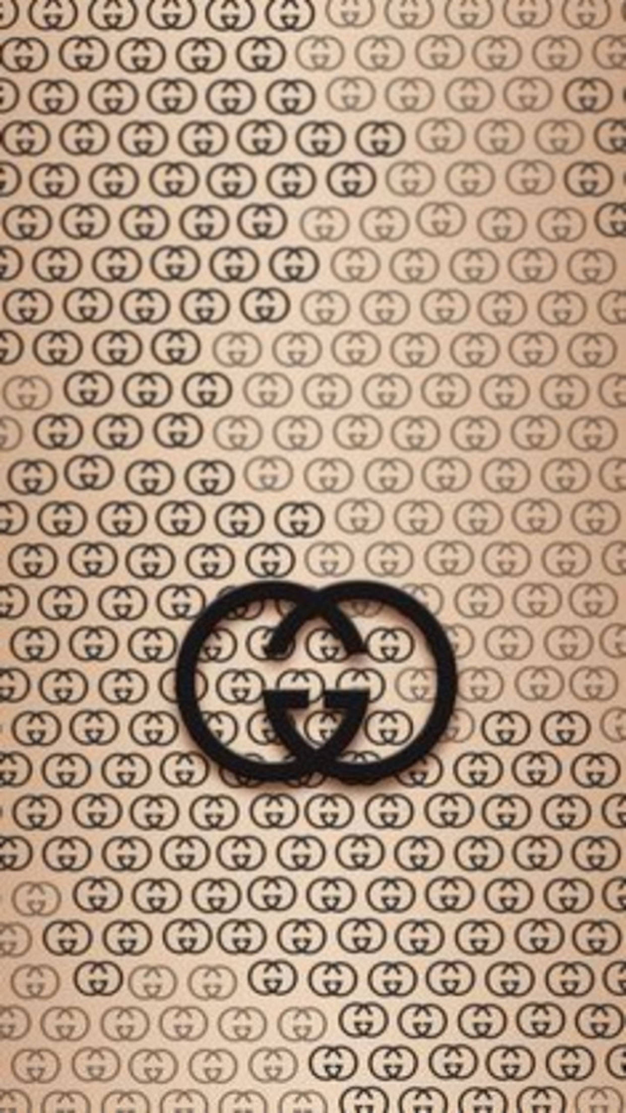 Gucci Pattern 桌布 壁紙 — 一個黑色Gucci標誌居中於覆蓋著重複交錯G圖案的米色背景上。
