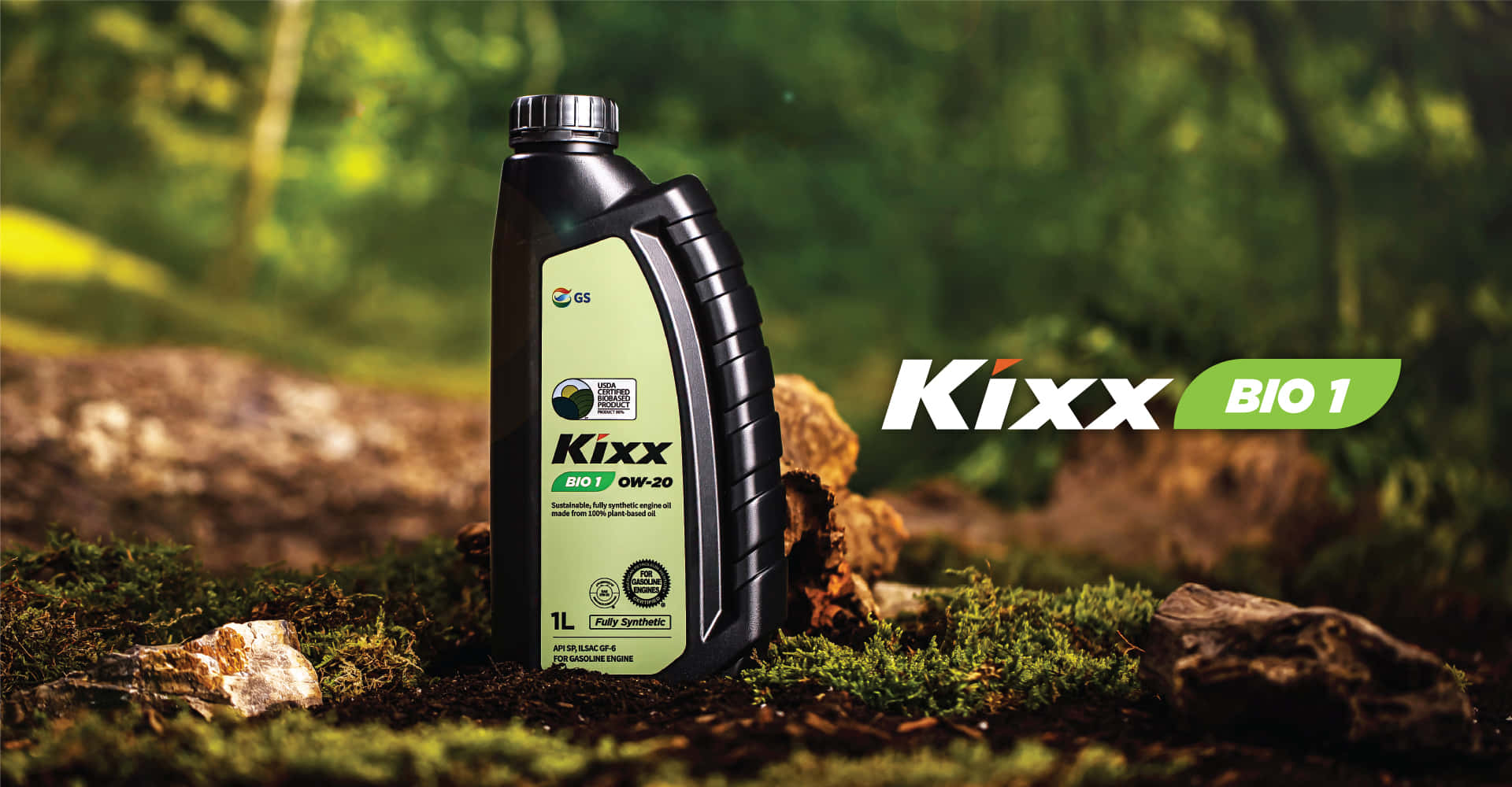 引擎油 桌布 壁紙 — 一個黑色Kixx BIO 1 0W-20機油瓶立在長滿苔蘚的森林地面上，背後有模糊的綠色樹木。