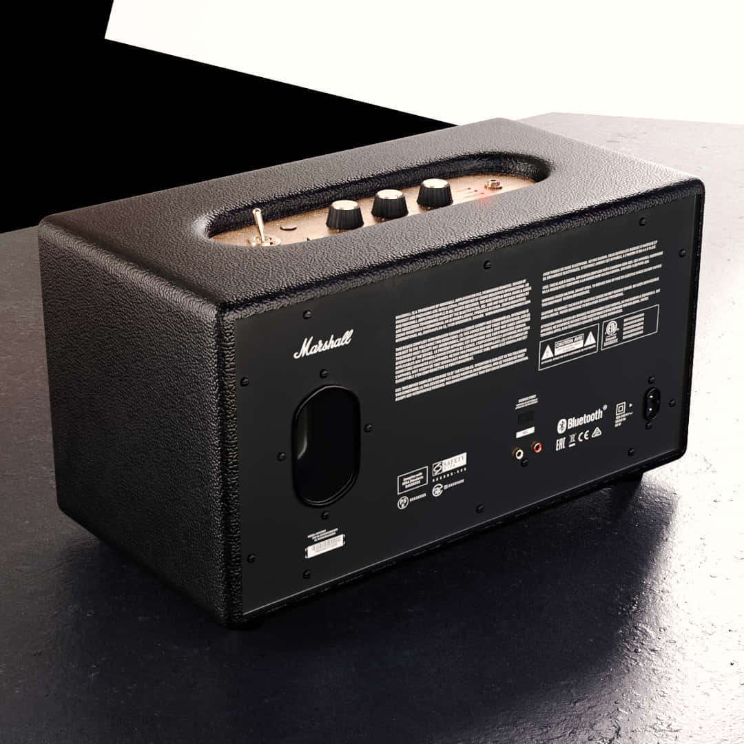 Marshall 桌布 壁紙 — 一個黑色Marshall藍牙喇叭放在深色表面上，背景為鮮明的白色和黑色。
