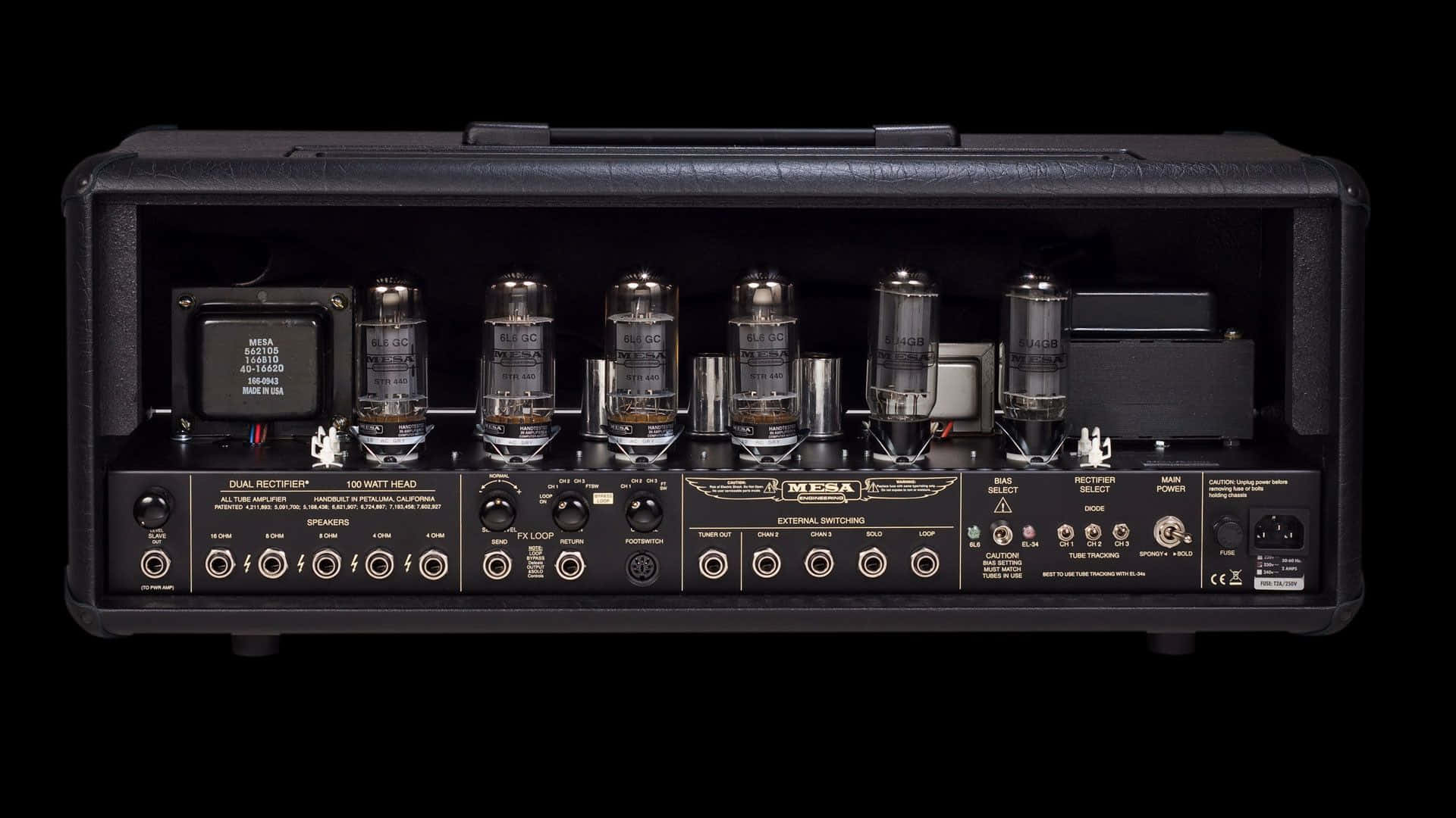 Guitar Amp 桌布 壁紙 — 一個黑色Mesa Boogie吉他擴音機頭，帶有六個發光的真空管和控制旋鈕，背景為深色。