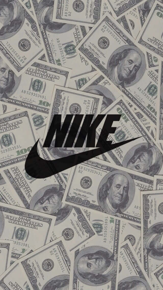Cool Money 桌布 壁紙 — 一個黑色Nike標誌和勾號居中放在一堆散落的百元美鈔上。