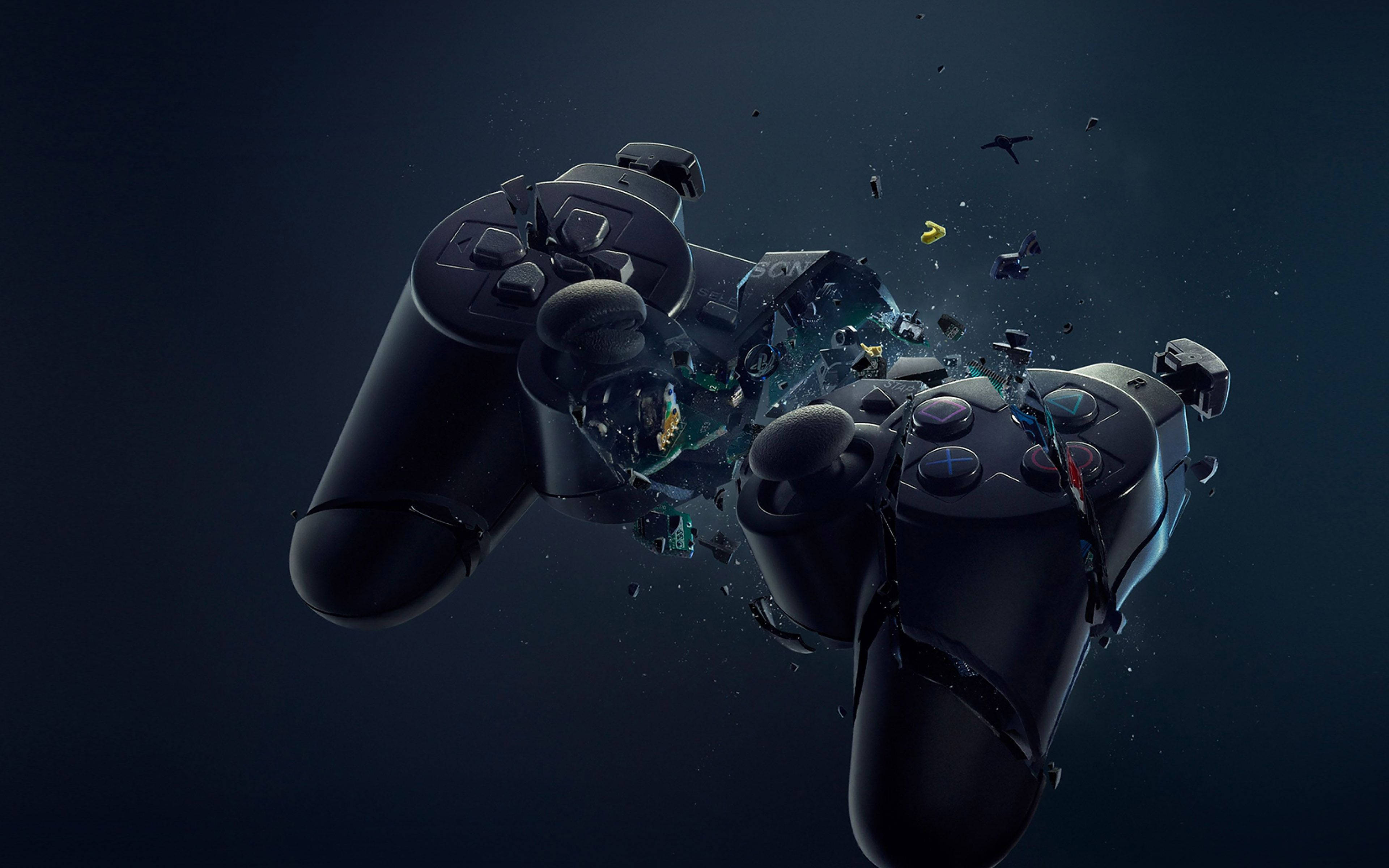 Coolest 桌布 壁紙 — 一個黑色PlayStation手把在黑暗背景下戲劇性地碎裂，碎片漂浮，粒子發光。