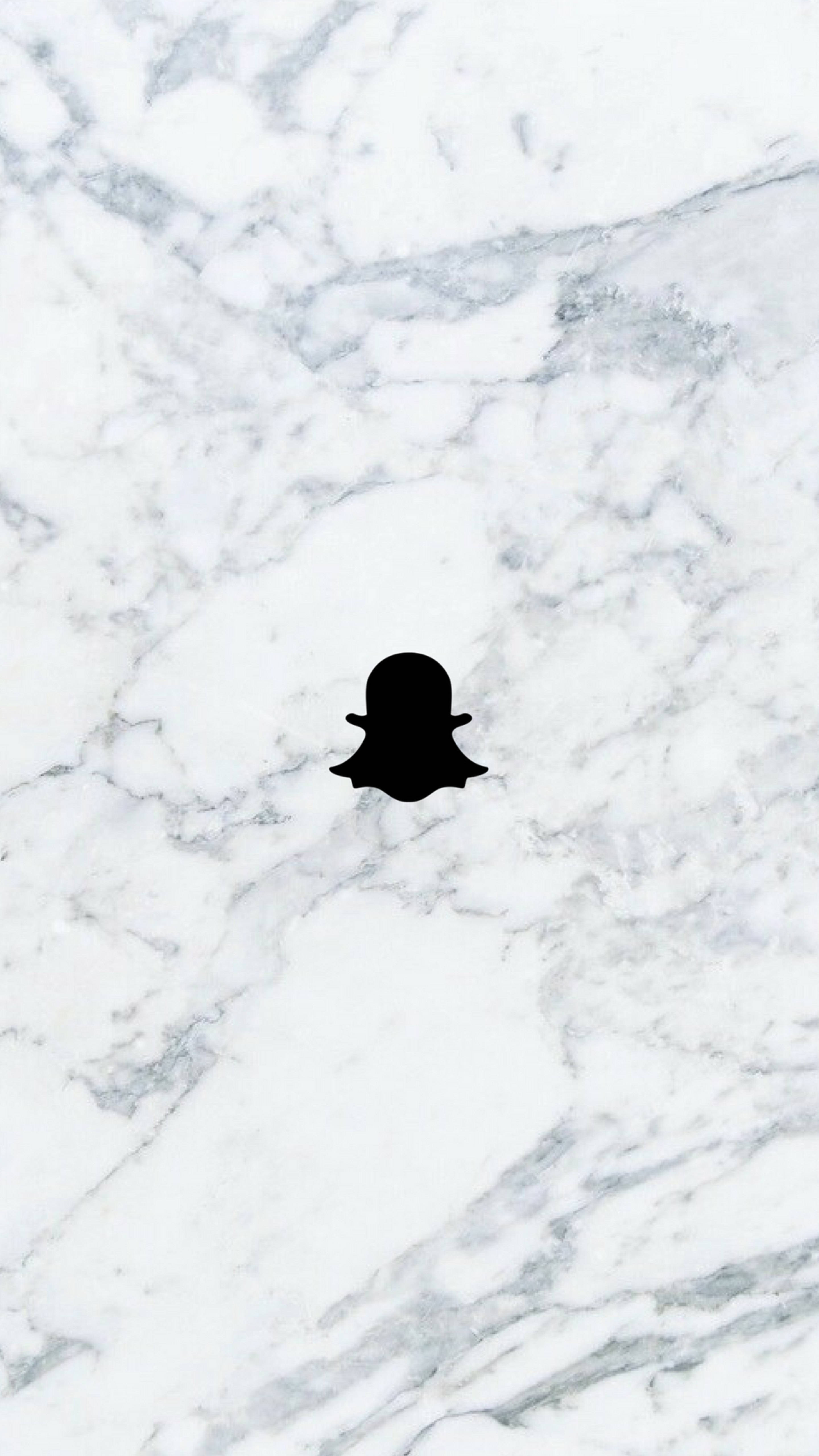 Snapchat 桌布 壁紙 — 一個黑色Snapchat鬼魂標誌置中於白色和灰色大理石背景上，帶有流動紋理。