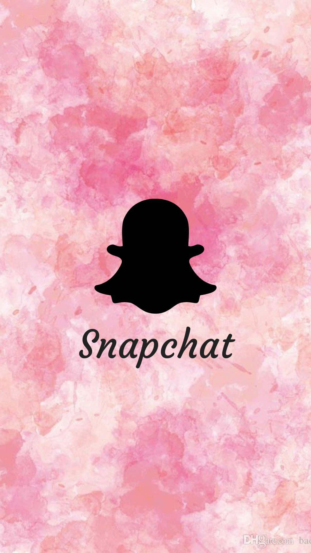 Snapchat 桌布 壁紙 — 一個黑色Snapchat鬼魂標誌，居中於柔和的粉紅色水彩背景上，下方有Snapchat字樣。